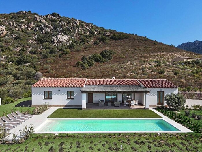 Casa con 6 locali in vendita in Cugnana, Olbia