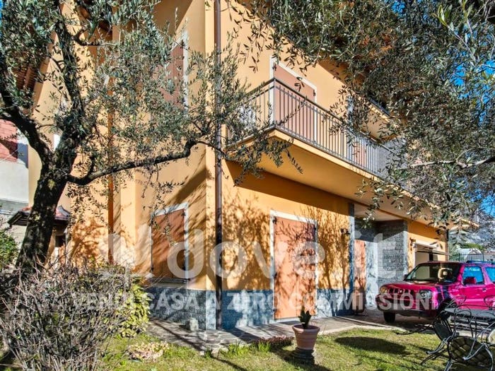 Casa con 6 locali in vendita in Via Sarnico, Predore
