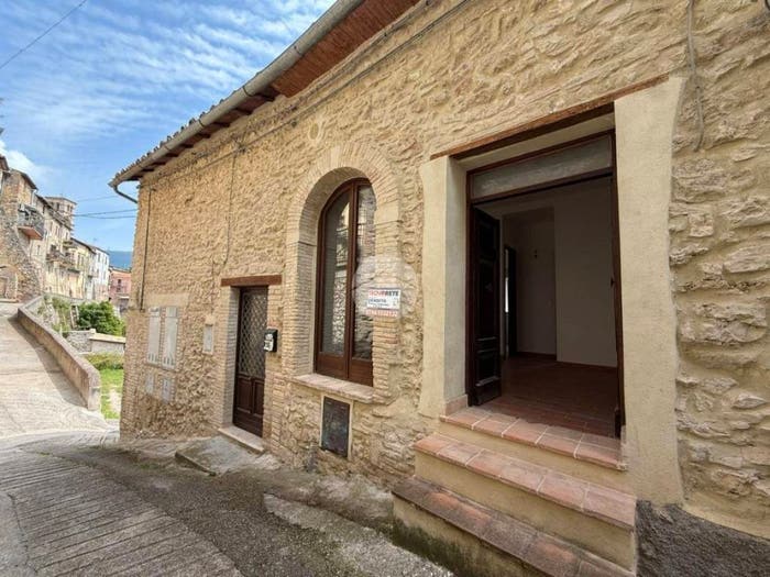 Appartamento trilocale in vendita in VIA BELVEDERE, Centro, Tarano