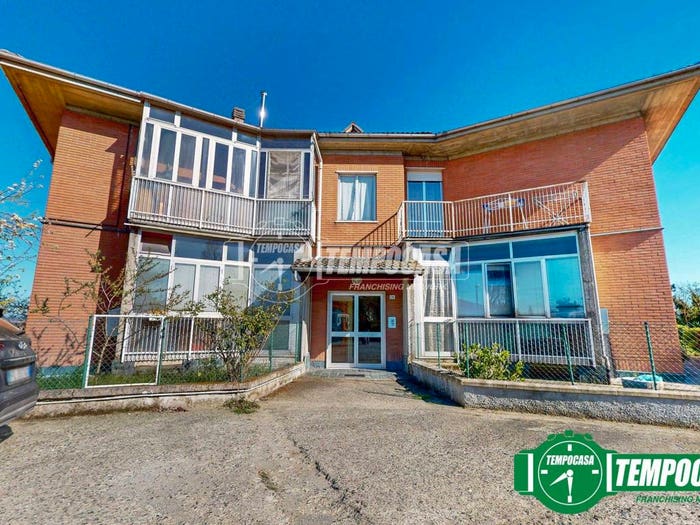 Appartamento trilocale in vendita in condominio castelli, Centro, Rocca Grimalda