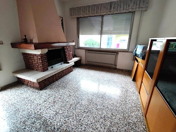 Casa con 9 locali in vendita in Via Francesco Denza, Rimini