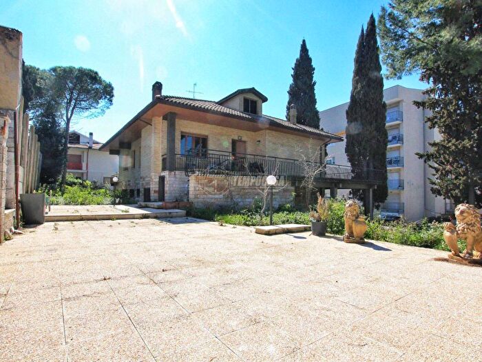 Casa con 6 locali in vendita in Via Palombare, Palombare, Ancona