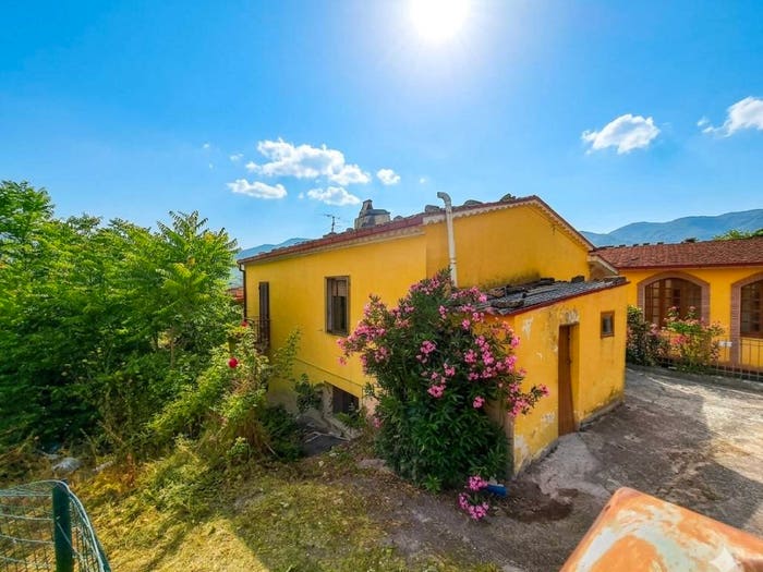 Casa quadrilocale in vendita in Via Santa Giusta, Macchiagodena