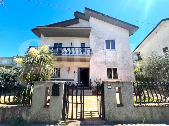 Casa con 6 locali in vendita in Via Alessandro Manzoni, Centro, Venafro