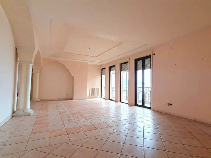 Appartamento con 6 locali in vendita in Via Umberto I, Centro, Lanusei