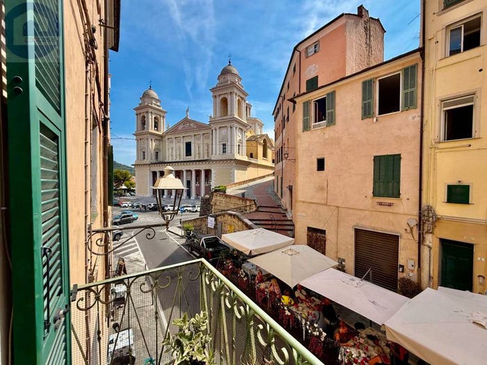 Appartamento quadrilocale in vendita in Via Gustano Strafforello, Porto Maurizio, Imperia