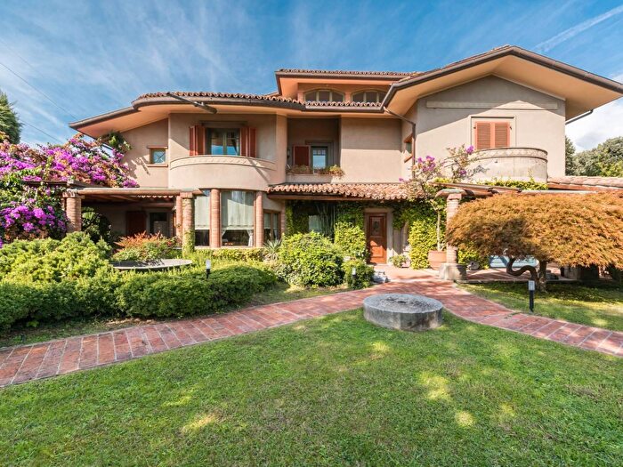 Casa con 12 locali in vendita in Via Balduini, Forte Dei Marmi