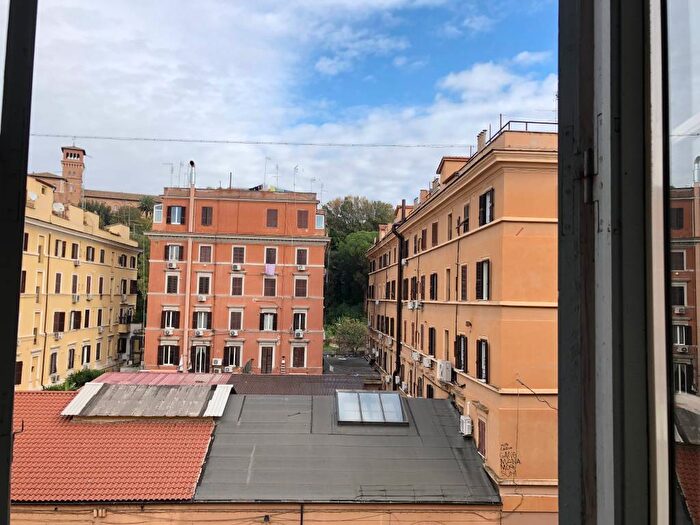 Appartamento bilocale in vendita in Via Luca della Robbia, Testaccio, Roma