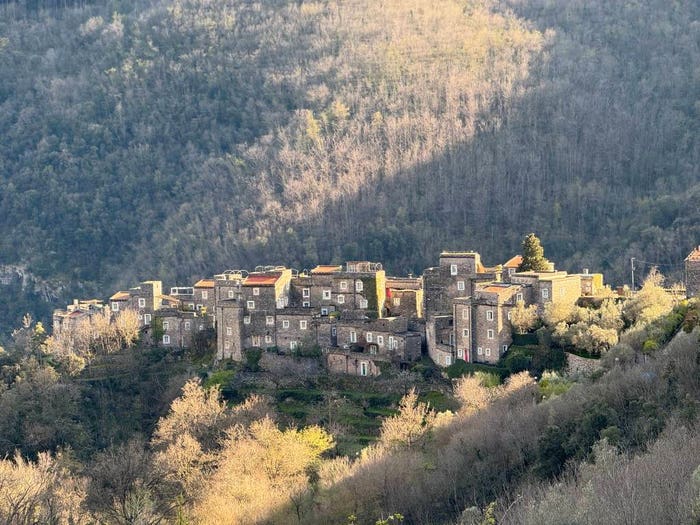 Appartamento trilocale in vendita in Via Maggio, Castelbianco
