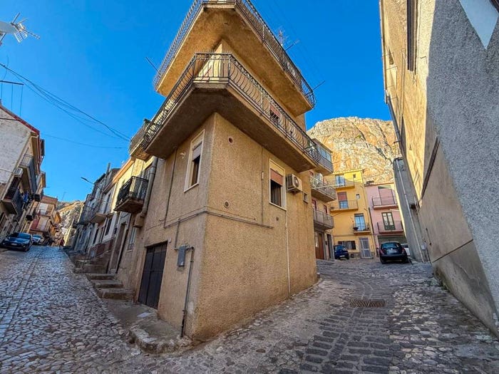 Casa con 6 locali in vendita in Caltavuturo