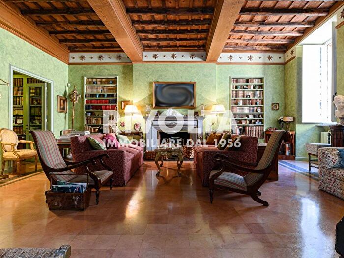 Appartamento con 6 locali in vendita in Via di Santa Maria dell'Anima, Piazza Navona, Roma