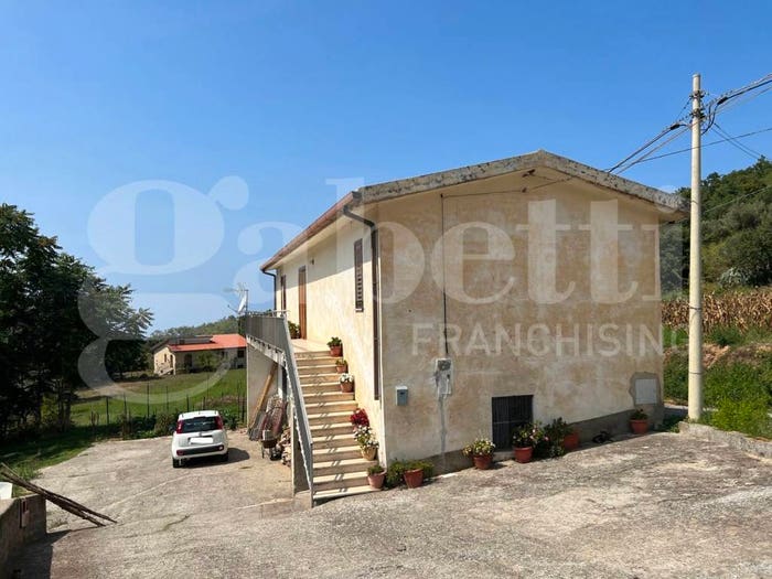 Casa quadrilocale in vendita in Località Piano San Salvatore, Centro, Fiumefreddo Bruzio