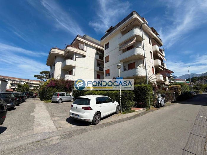Appartamento trilocale in vendita in via poggioletto, Centro, Massa