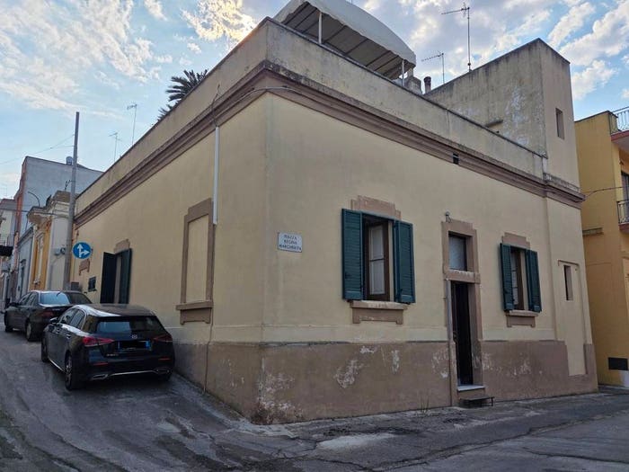 Appartamento con 5 locali in vendita in Piazza Regian Margherita, Centro, Parabita