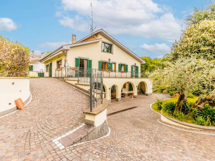 Casa con 6 locali in vendita in Viale Unione Sovietica, Centro, Genzano di Roma