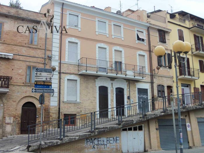 Casa con 6 locali in vendita in via Crivellucci, Acquaviva Picena