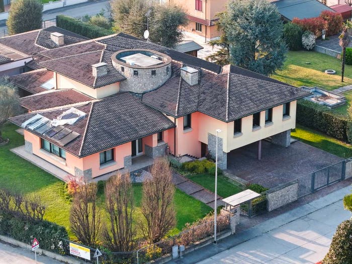 Casa con 6 locali in vendita in Via Vincenzo Bellini, Asola
