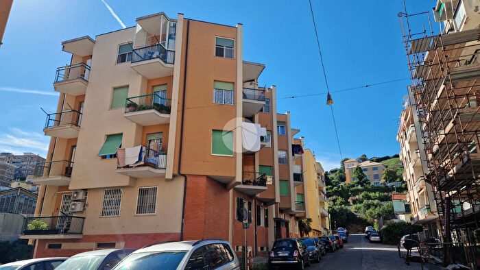 Appartamento quadrilocale in vendita in Via Genova, Savona