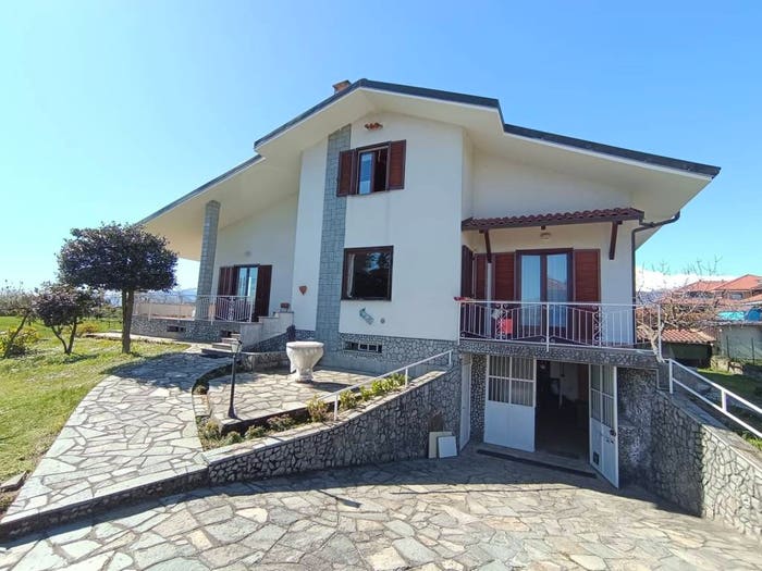 Casa con 6 locali in vendita in Stradale Circonvallazione, Centro, Bricherasio