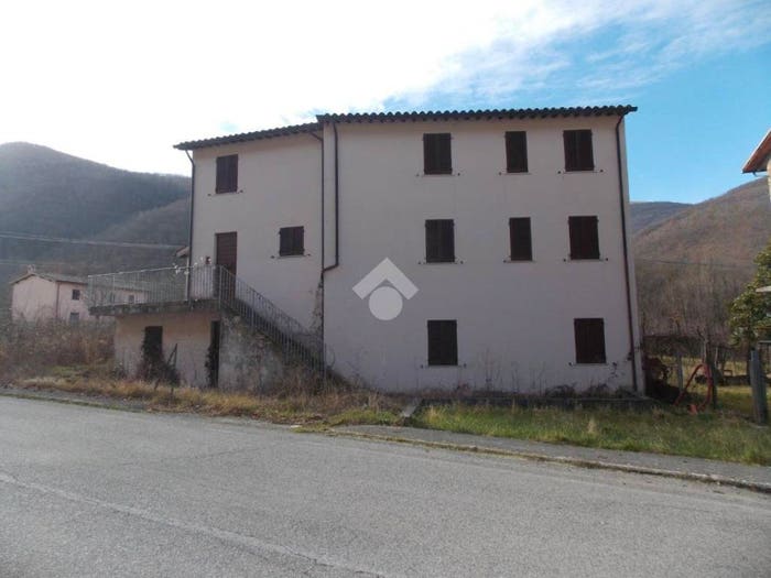 Casa con 6 locali in vendita in Strada Vicinale I Santi, Carpello Scopoli Casenove Verchiano, Foligno