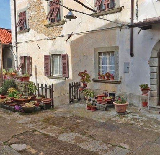 Casa con 6 locali in vendita in Via Provinciale Sud, Centro, Fivizzano