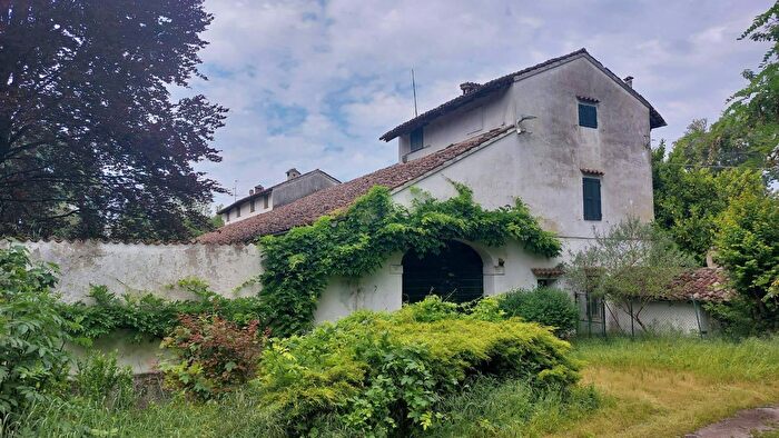 Casa con 6 locali in vendita in Via Mirandola, Cremona