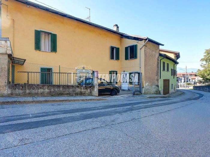 Casa quadrilocale in vendita in Via Montegrino, Centro, Luino