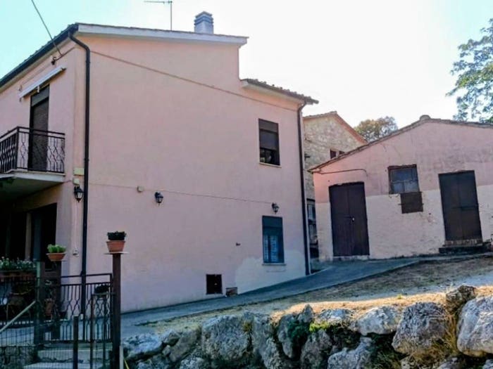 Casa con 6 locali in vendita in Strada di Macchie, Amelia