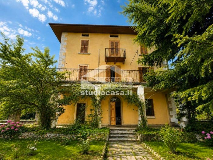 Casa con 6 locali in vendita in Rogno