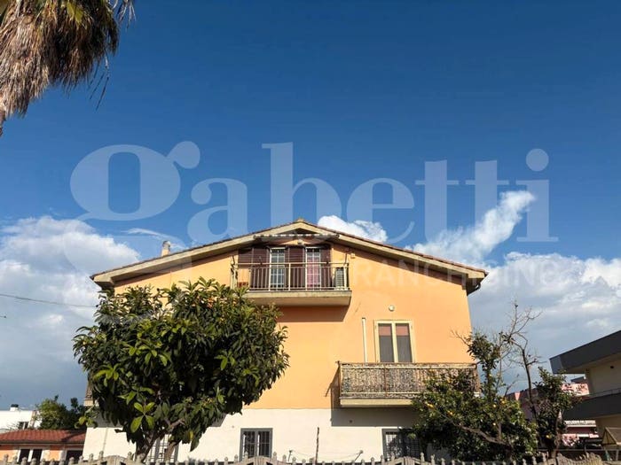 Appartamento trilocale in vendita in Via Siracusa, Semicentro, Aprilia