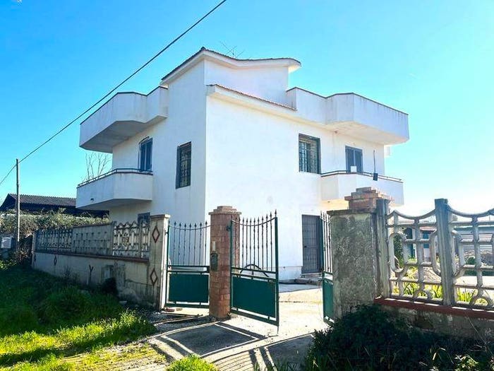 Appartamento con 6 locali in vendita in Via Domiziana, Mondragone