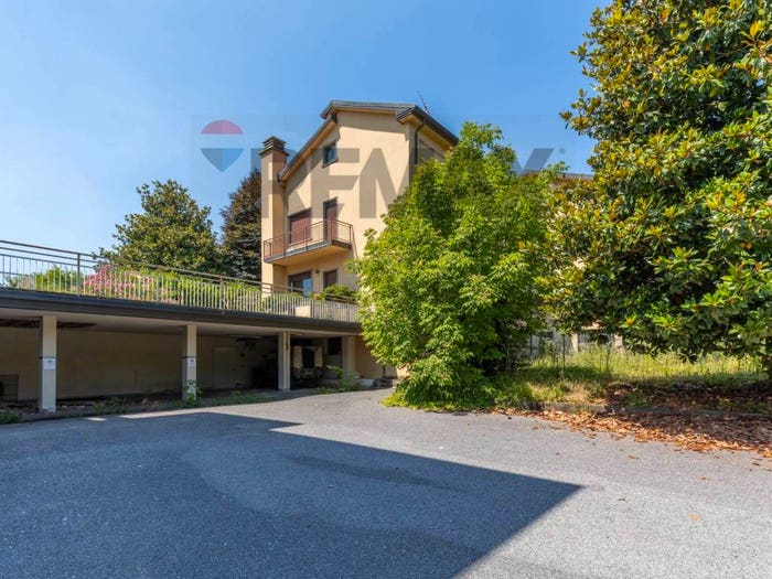 Casa con 6 locali in vendita in via statale, Centro, Barzago