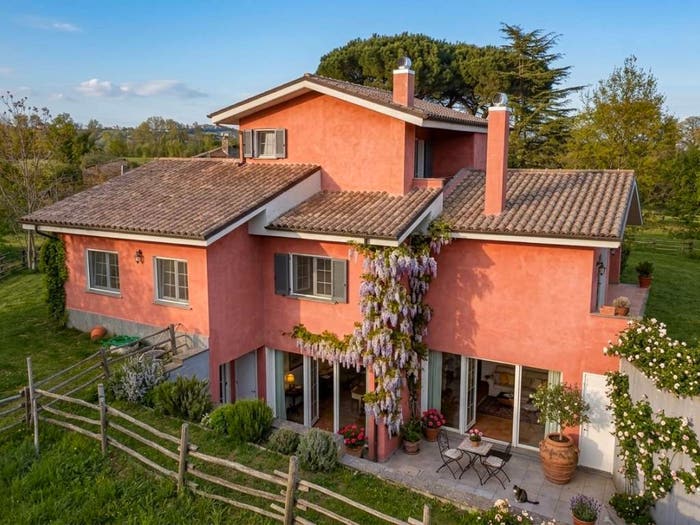 Casa con 6 locali in vendita in via delle Pantane snc, Vejano