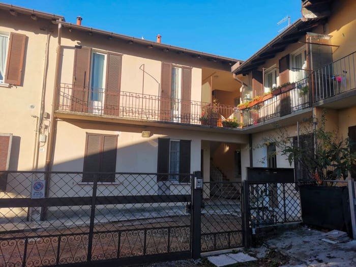 Appartamento trilocale in vendita in Via Giuseppe Mazzini, Buguggiate