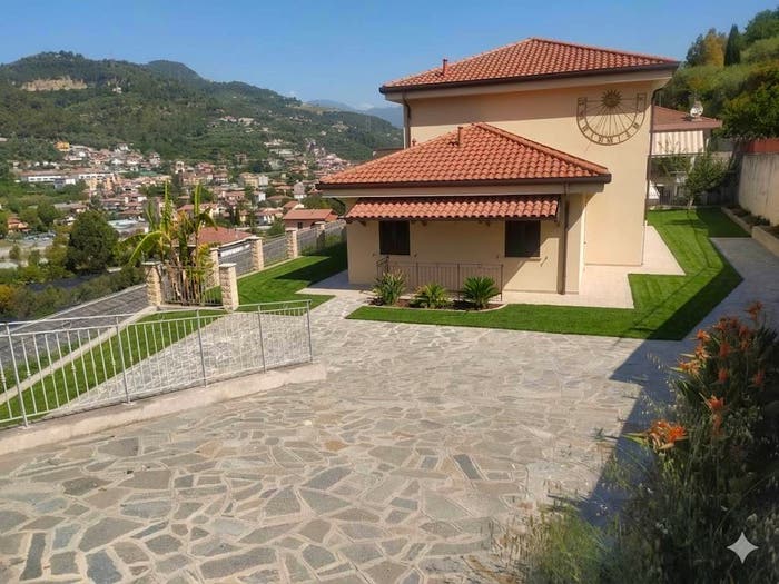 Casa con 6 locali in vendita in Camporosso