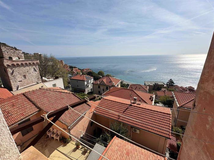 Appartamento con 6 locali in vendita in Via a De nari, Bergeggi