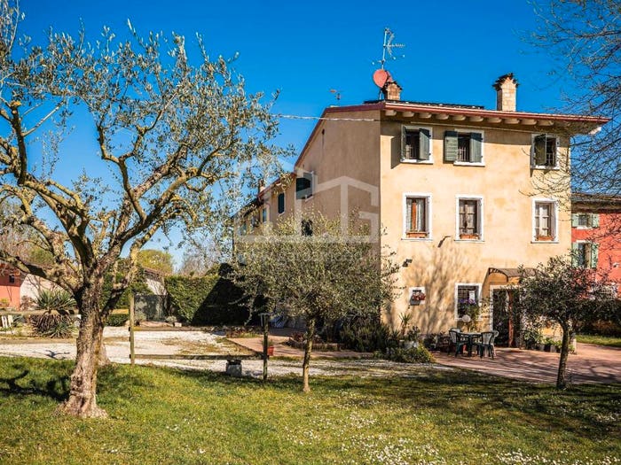 Casa con 5 locali in vendita in Strada Sabbioni, Monzambano