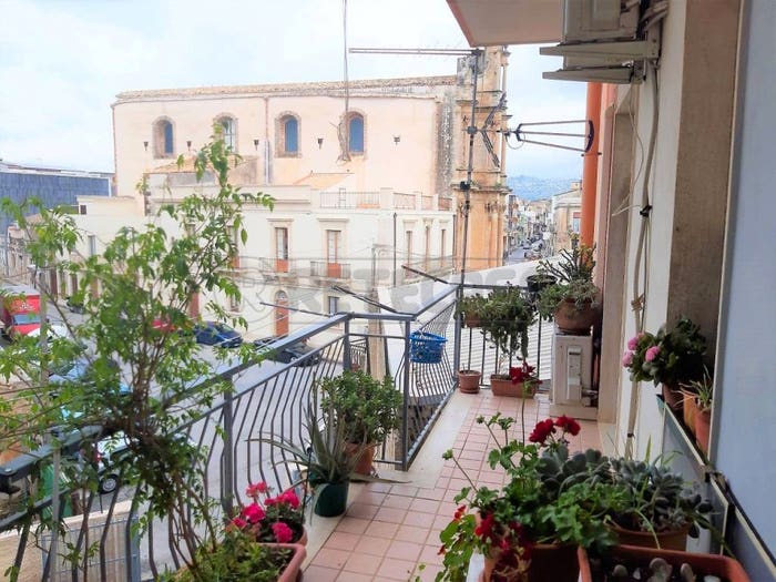 Appartamento con 5 locali in vendita in Piazza Guglielmo Marconi, Floridia