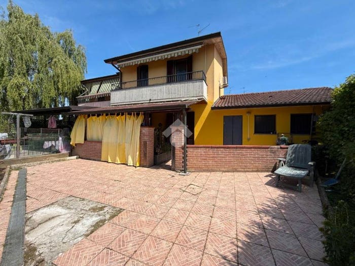 Casa quadrilocale in vendita in Via Umberto I, Centro, Dovera