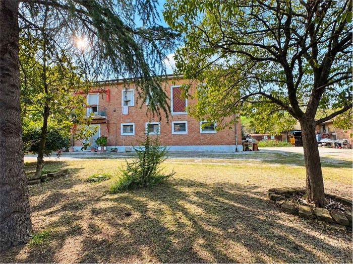 Casa con 6 locali in vendita in Casa indipendente con fienile e giardino di mq, Zona Industriale Casola Canina, Imola