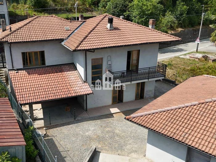 Casa con 6 locali in vendita in Via Bertolero, Borgiallo