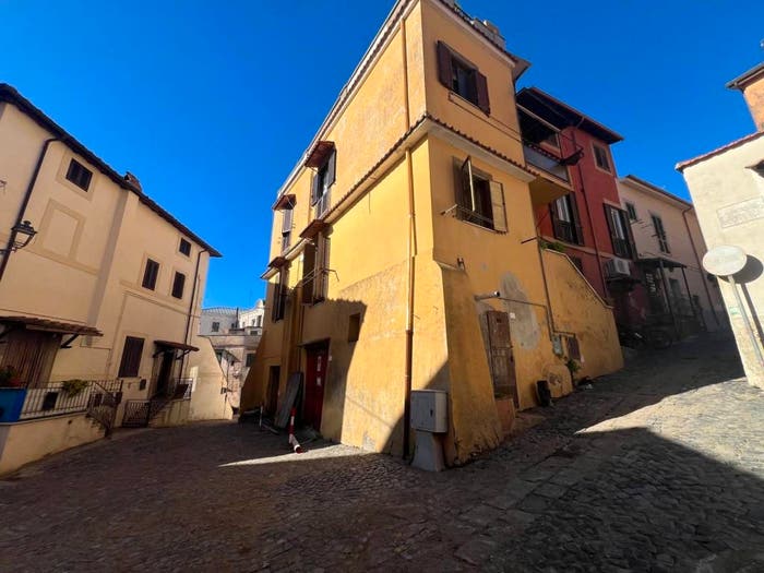Appartamento trilocale in vendita in Via Alessandro Foligno, Centro, Ariccia