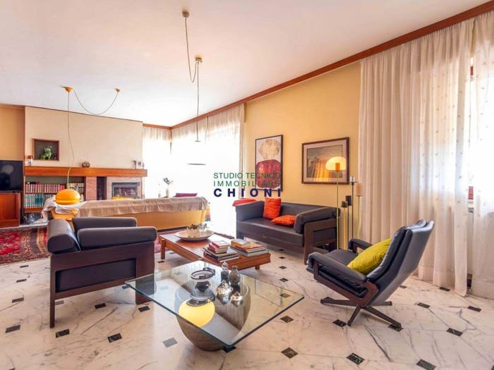 Casa con 6 locali in vendita in Piazza Nazioni Unite, Marina di Carrara, Carrara