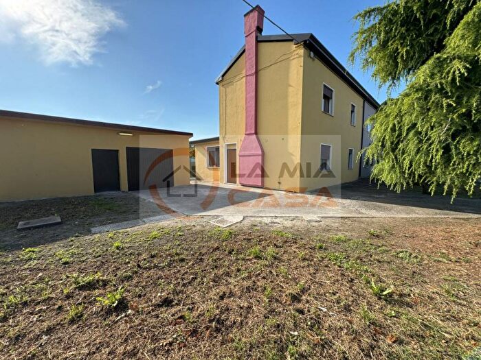 Casa quadrilocale in vendita in Via Cesare balbo Candiana, Centro, Candiana