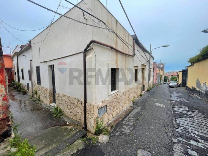 Casa con 6 locali in vendita in via Curato, Cibali, Catania