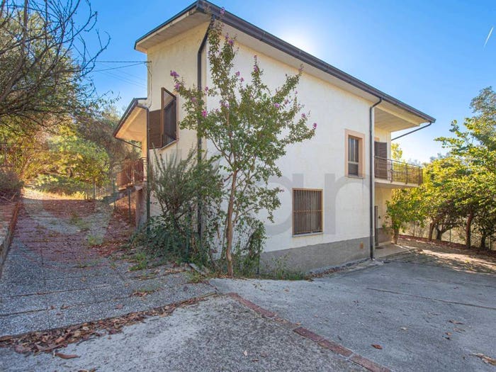 Casa con 6 locali in vendita in Via Tramonti, Arce