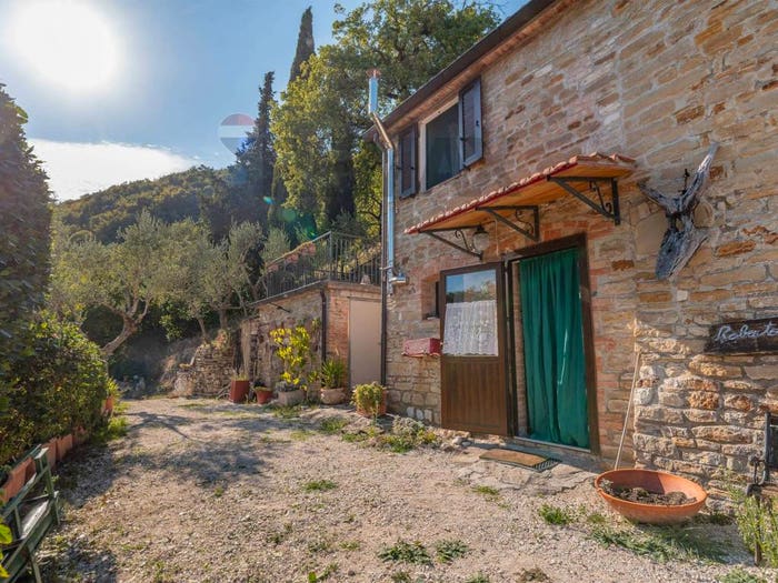 Casa con 6 locali in vendita in Serra San Quirico