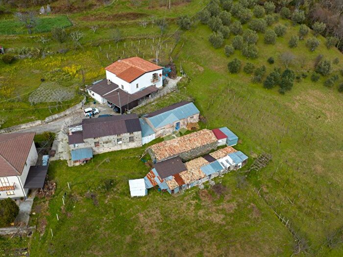 Casa quadrilocale in vendita in Contrada Greci, Greci, Lago