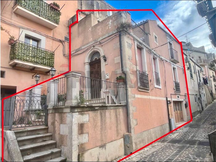 Casa con 6 locali in vendita in Via Vittorio Emanuele III, Monterosso Almo
