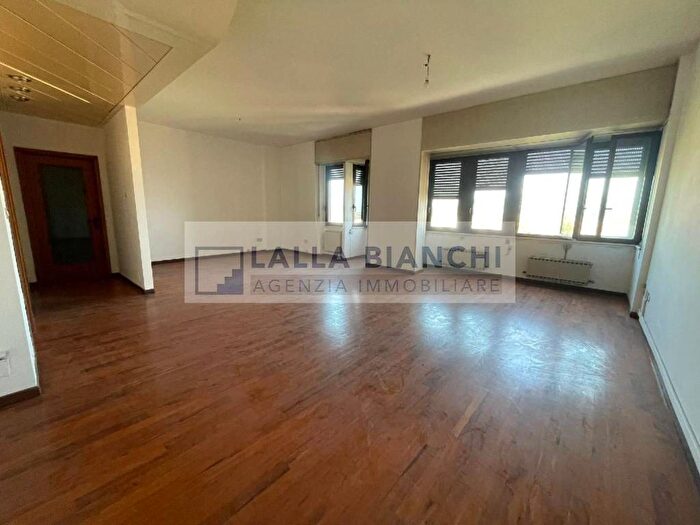 Appartamento con 5 locali in vendita in Viale Donato Bramante, Piazzale Giosuè Carducci, Pesaro